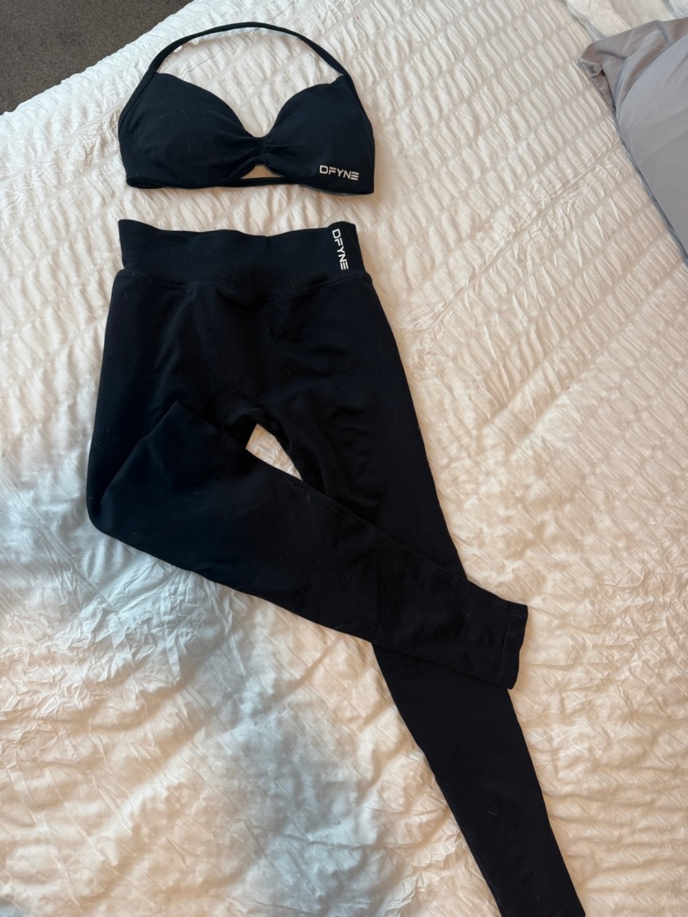 DFYNE Black Women's Impact Sports Bra and Leggings Active Set